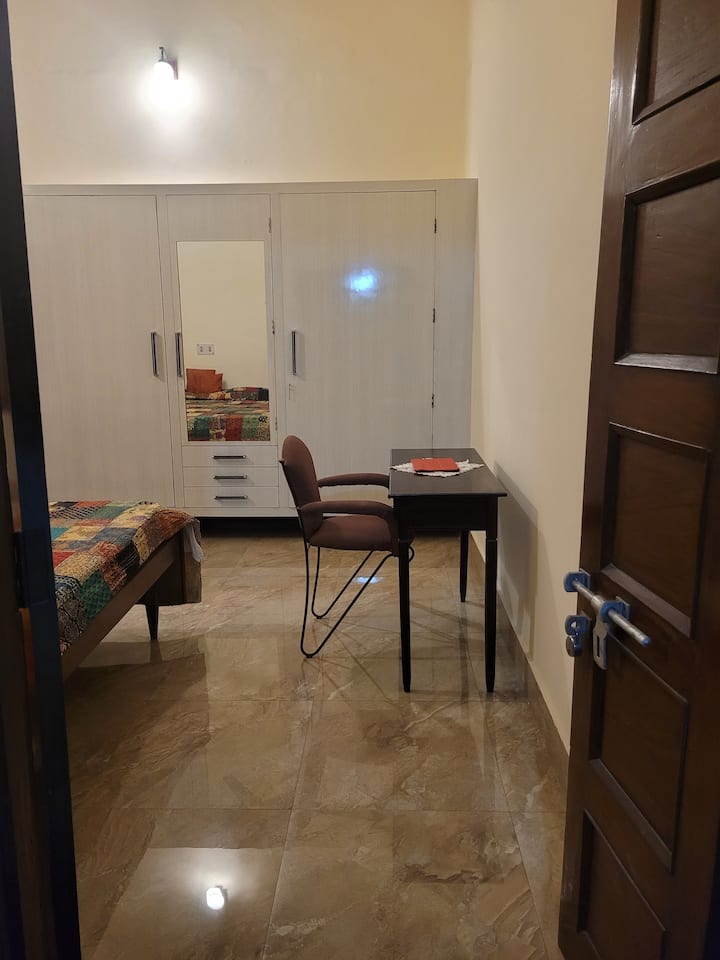 غرفة النوم التي تم تجديدها حديثًا بأرضيات إيطالية 