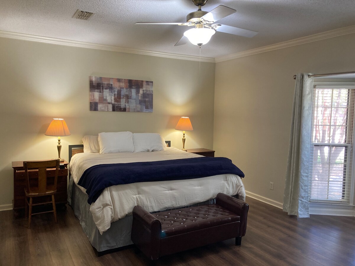 Огромна главна спална соба со плакар. Брачен кревет (широк 150-179 см) со нов душек Nectar!