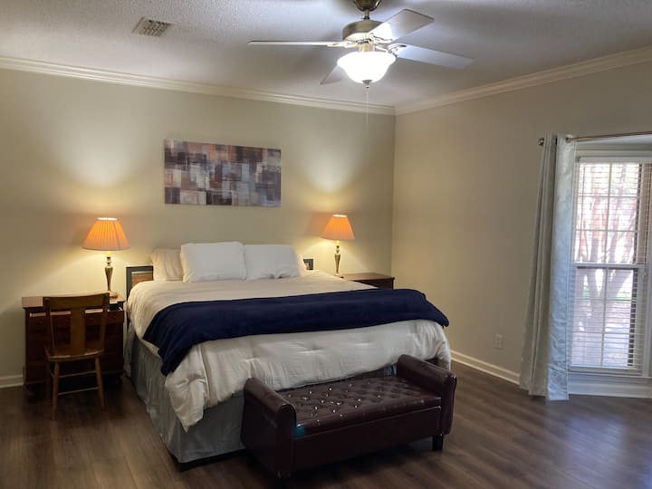 غرفة نوم رئيسية ضخمة مع خزانة ملابس. سرير بحجم كبير مع مرتبة ركتار جديدة!