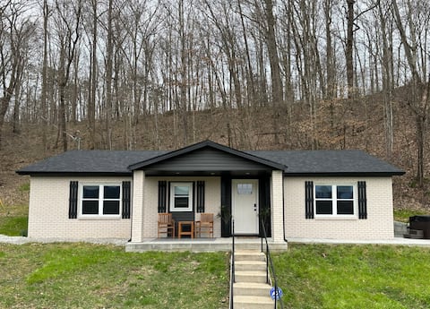 Hot tub! Fire Pit! Grill! View! Dog friendly!@ RRG