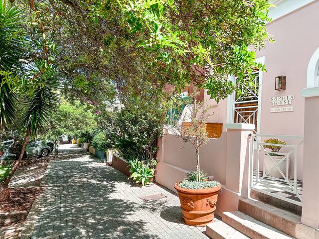 Gem in De Waterkant Village! gallery image 4