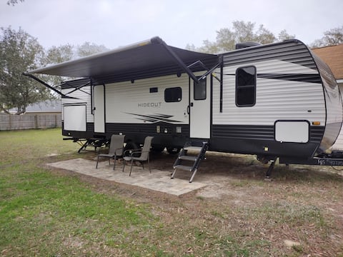 Successful Airbnb property: 7 min from beach - 2021 32' RV in Pensacola / Ferry Pass / Brent