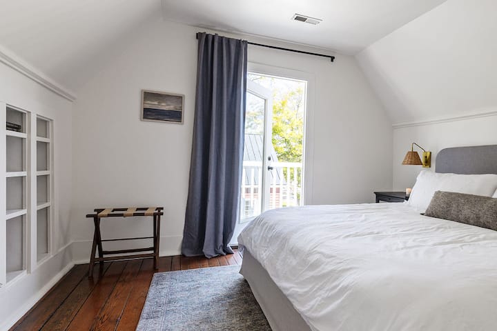 เตียงคิงไซส์พร้อมระเบียงกลางแจ้ง 