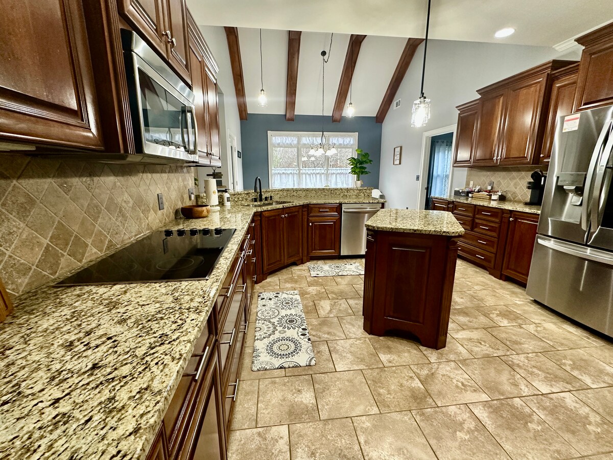 Spacious 4BR Retreat | Road Atlanta & Château Élan