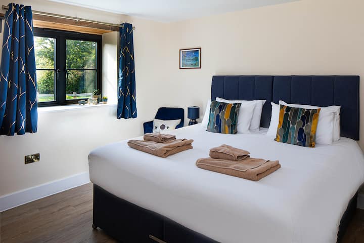 חדר השינה הראשי מקושט בגווני כחול וזהב בטוב טעם. יש בו מיטות רוכסן וקישור שניתן להגדיר כשתי מיטות יחיד או לשלב אותן לסופר קינג.