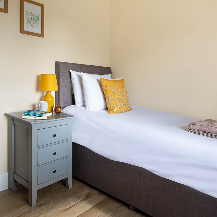 חדר השינה השני מעוצב בצבעים אפורים חמים וניתן להפוך אותו לחדר יחיד (כפי שמתואר כאן) או להפוך אותו לתאום על ידי הוספת מיטת אורח.