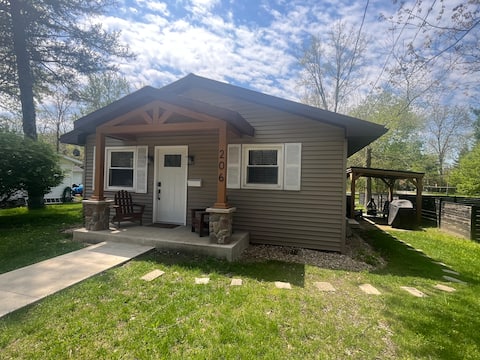 Renovated w/ HOT TUB Perfect Winona Lake Location