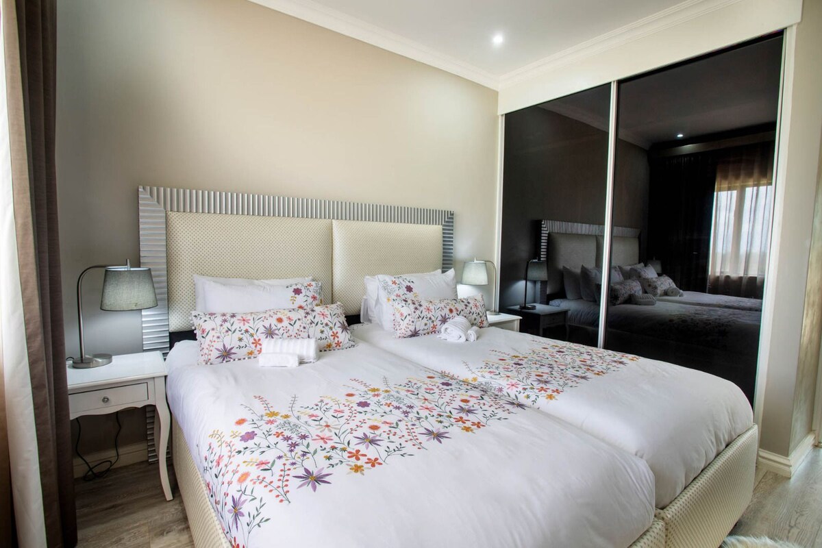 2 krevate tek dhe televizor