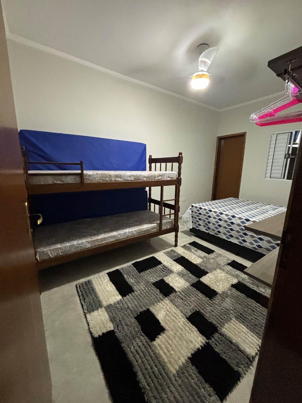 Ventilador de techo y extractor
Suite 
Espejo
Televisión inteligente 
Guardarropa 