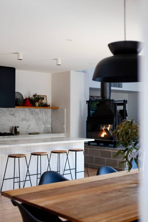 Cosy coastal escape with pool