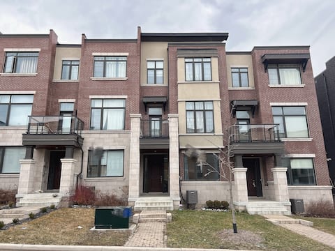Modern Townhome In Maple