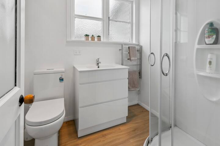 Full bathroom image 1
