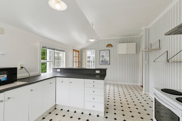 Full kitchen image 1