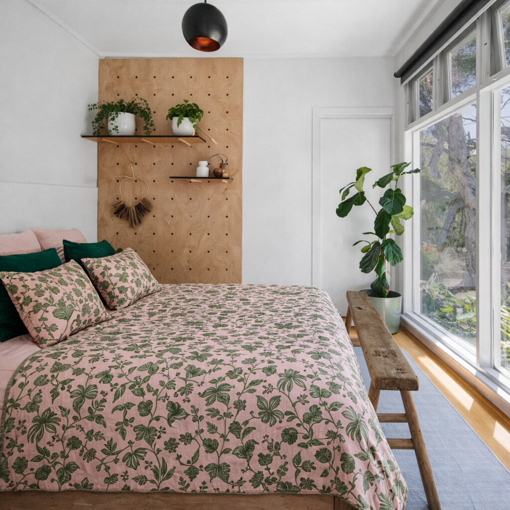 تتميز غرفة النوم الثانية بمرتبة Tempur فاخرة بحجم كينج، مغطاة ببياضات عالية الجودة لراحة استثنائية. مليء بالضوء الطبيعي ومصمم بمساحات خضراء وملمس مهدئ، إنه مكان هادئ لقضاء ليالٍ مريحة وصباح بطيء.