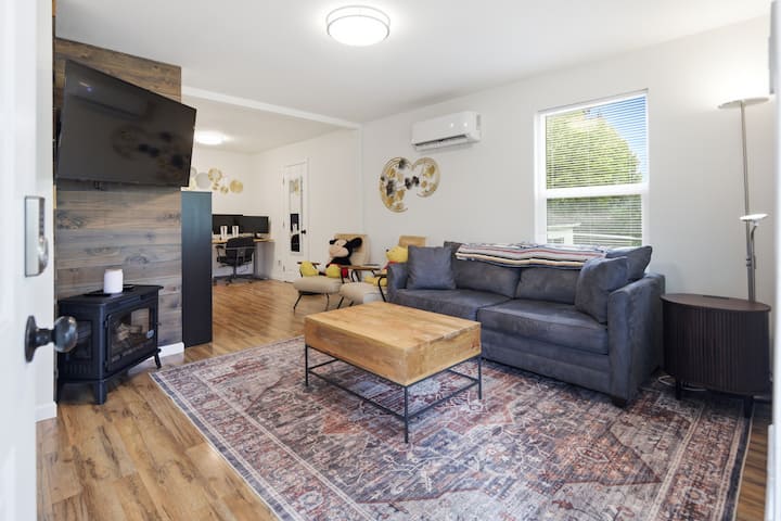 West Seattle 2br W/ Hot Tub • Sleeps 6 • Parking - Seattle-Tacoma Airport (SEA)