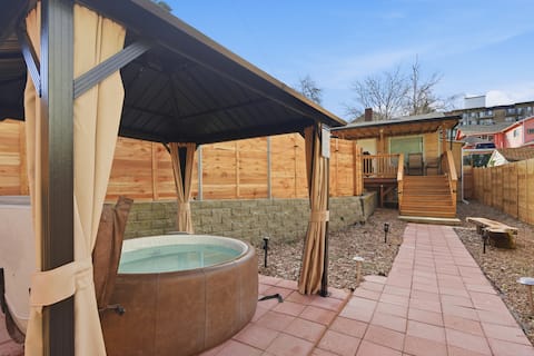 West Seattle 2BR w/ Hot Tub • Sleeps 6 • Parking