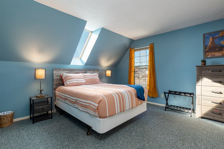 Cama queen - Baño privado principal con baño completo (también conocido como "Habitación del desierto")