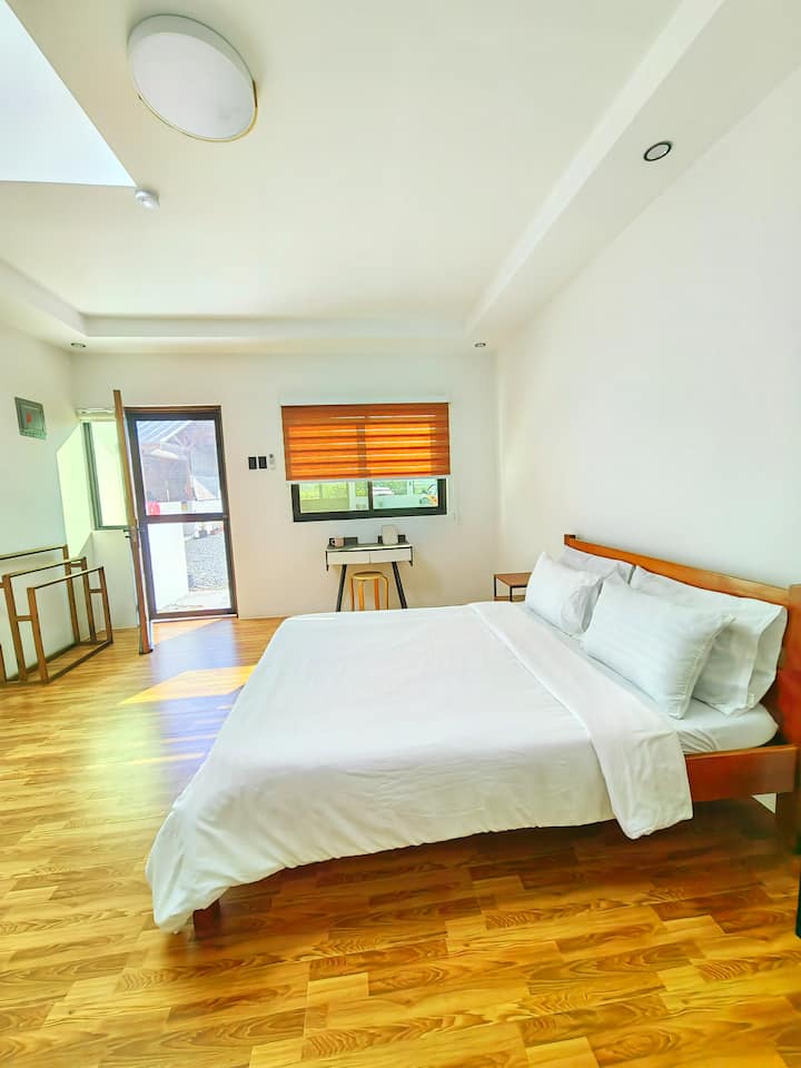 Una cama tamaño queen que es ideal para una pareja, (lo que ves es lo que obtienes)