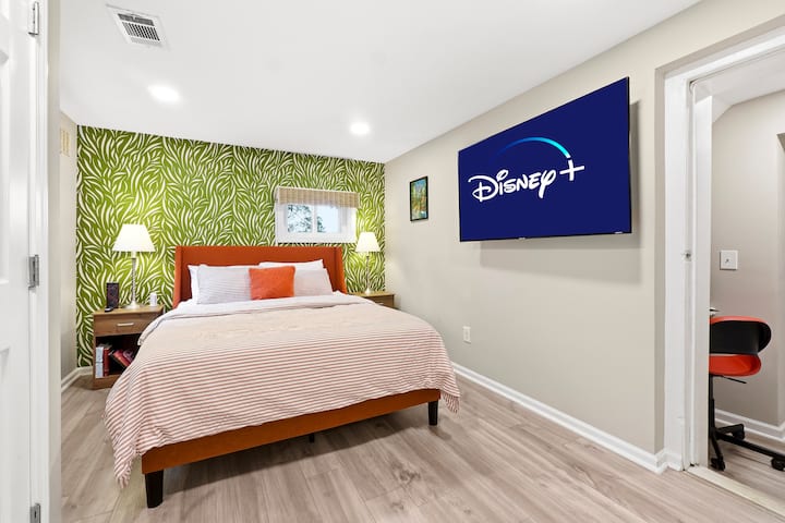 ห้องนอนที่ 5 อยู่ชั้นล่างพร้อมที่นอนควีนเอ็มมาไฮบริดคอมฟอร์ต ไฟหรี่ได้ ผ้าม่านบล็อกแสง สมาร์ททีวีโรคุ หนังสือ กระจกขนาดใหญ่ ตู้เก็บของ 2 ตู้ และแท่นชาร์จ นอกจากนี้ยังมีวิวสวยงามของโอเอซิสสวนหลังบ้านของเรา