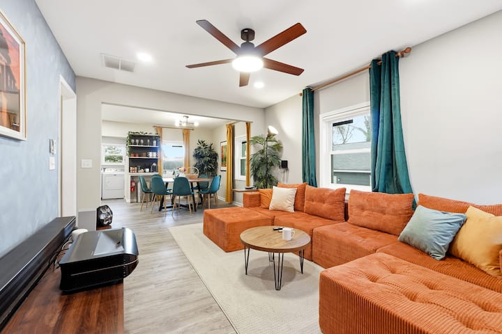 ห้องนั่งเล่นชั้นบนของเรามีโซฟาเมฆขนาดใหญ่ที่นอนสบาย ซึ่งสามารถจัดเตียงให้คนหนึ่งหรือสองคนได้อย่างง่ายดาย เพียงแค่เลื่อนมุมที่วางเท้าทั้งสองข้างตามที่คุณต้องการ นอกจากนี้ยังมีโปรเจคเตอร์ขนาดใหญ่ 100 นิ้วพร้อมระบบเสียงรอบทิศทางเต็มรูปแบบ!