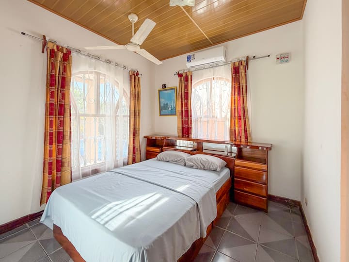 Habitación en la primer planta con baño privado