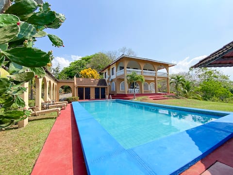 Private home w/pool and nature, 30 min from beach