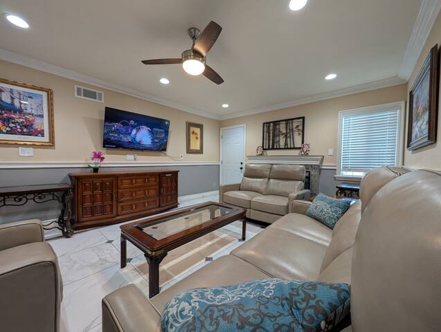 Mins to Strip 3 suite 5BR5BA One Story Pool House! gallery image 2