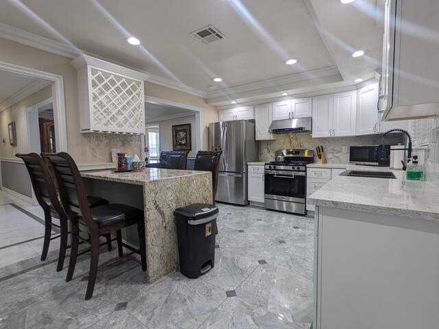 Mins to Strip 3 suite 5BR5BA One Story Pool House! gallery image 3