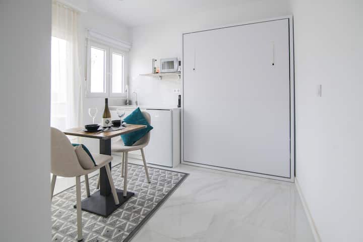 Sleeklofts Affordable Tiny Studio With Balcony - Valencia