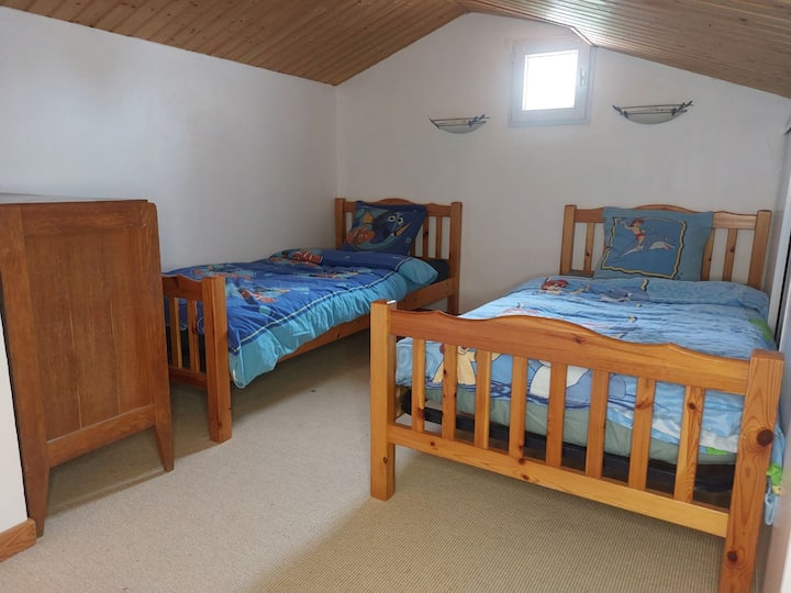 Mezzanine avec 2 lits 90x190 + placard intégré pour rangement 
l'accès se fait actuellement par un escalier de type échelle de meunier