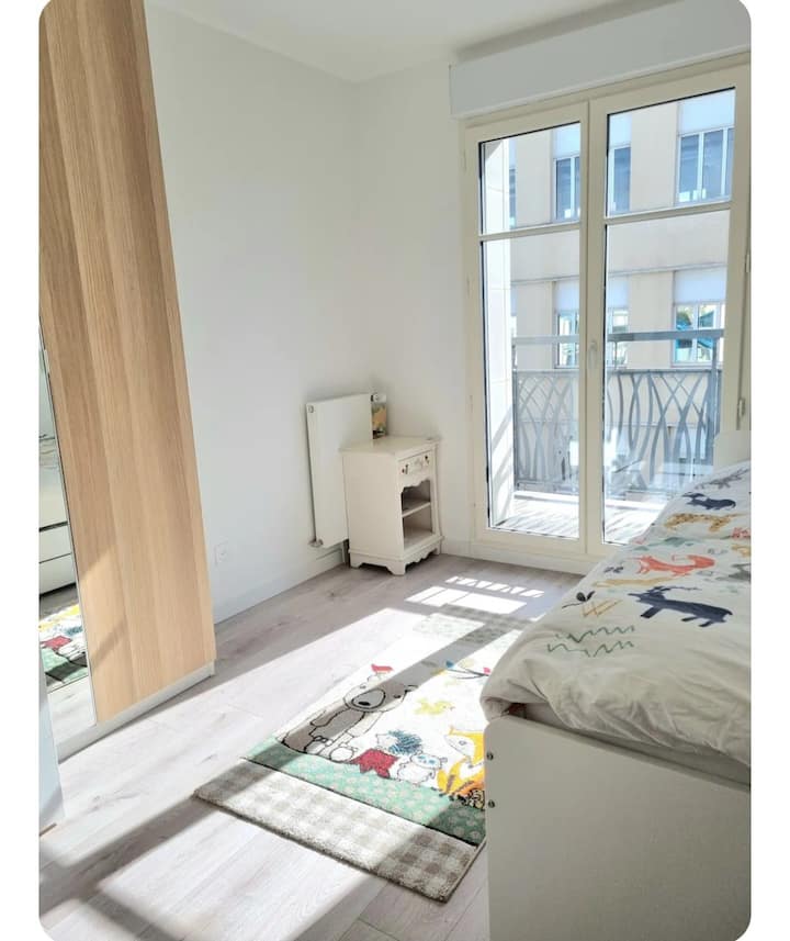 Საძინებელი ერთადგილიანი საწოლით + ერთადგილიანი უჯრიანი საწოლი, რომელიც აღჭურვილია დახრილი საწოლის ძირებით + მატრასი 
2 ერთადგილიანი საწოლი კომფორტულია.
Უჯრის საწოლის სიგანე 80 სმ ‑ ია 190 სმ ‑ ით
Უჯრა შეიძლება იყოს მიმაგრებული მთავარ საწოლზე ან მიმაგრდეს მოპირდაპირე კედელზე