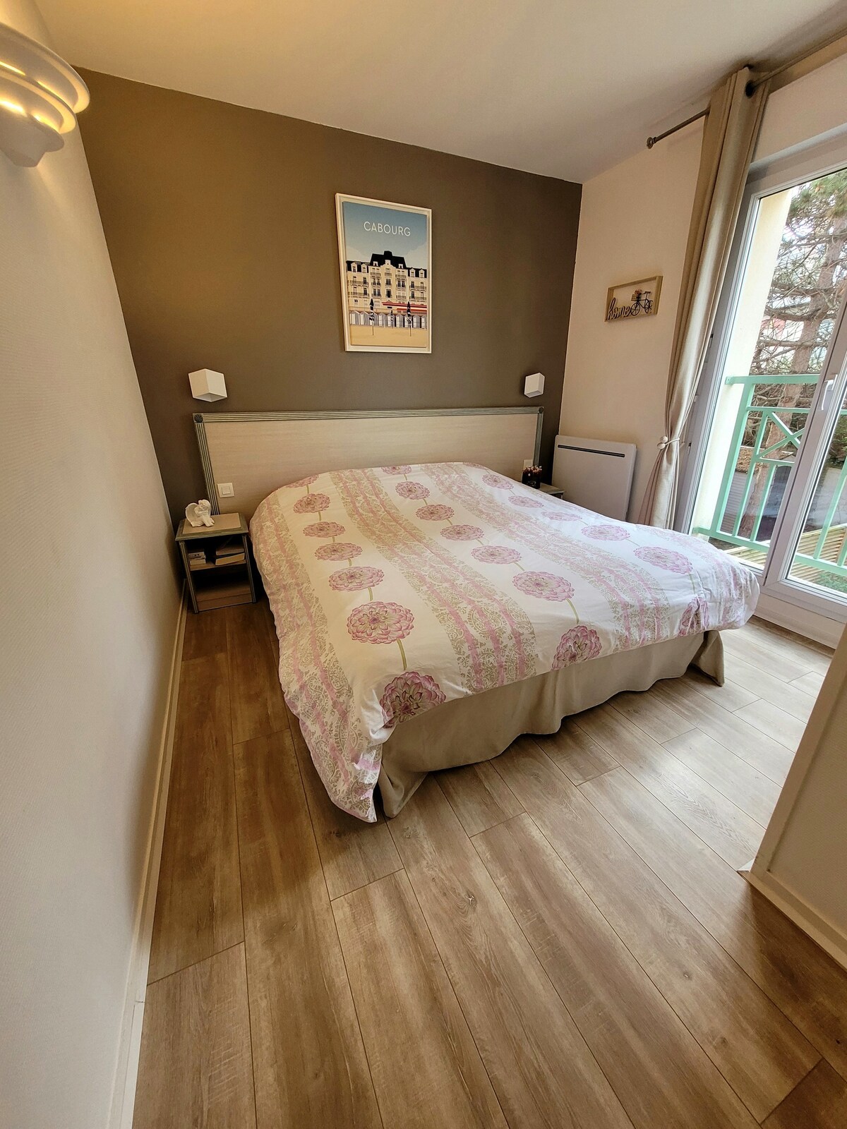 ห้องนอน 1 มีเตียงคู่ 2 เตียงขนาด 80x190 (สามารถแยกเป็นเตียงเดี่ยว 2 เตียงขนาด 80*190)
หันหน้าไปทางตะวันตกเฉียงใต้ (ดวงอาทิตย์ตั้งแต่ 13.00 น. ถึง 20.00 น. ในฤดูร้อน)
ตู้เก็บของ 2 ตู้
