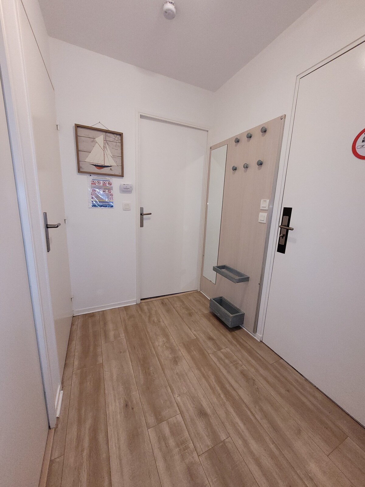 ทางเข้าที่ให้บริการห้องนั่งเล่น ห้องสุขา ห้องอาบน้ำ ห้องนอน 1
สัญญาณเตือนควัน CO2