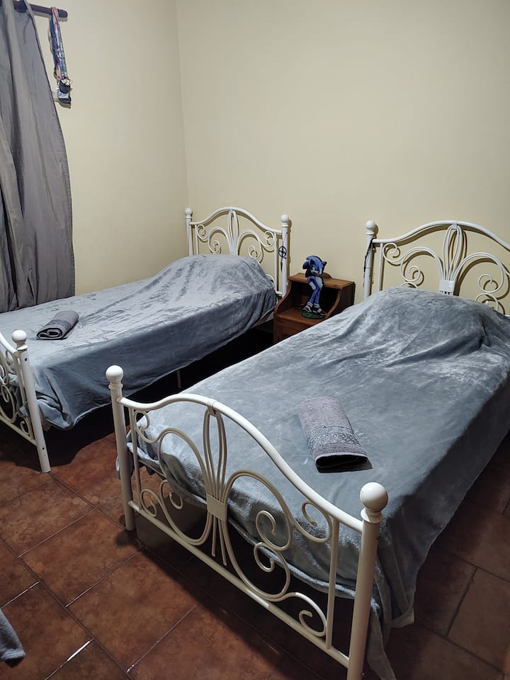 ರೂಮ್ 3 ಸಿಂಗಲ್ ಬೆಡ್‌ಗಳು, ಸೀಲಿಂಗ್ ಫ್ಯಾನ್ ಅನ್ನು ಒಳಗೊಂಡಿದೆ 