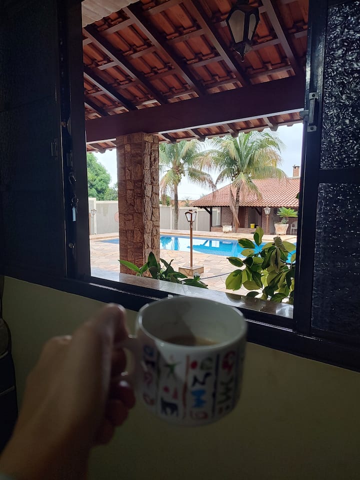 ಸೂಟ್‌ನಿಂದ ಮನೆಯ ಹೊರಭಾಗದ ನೋಟ.