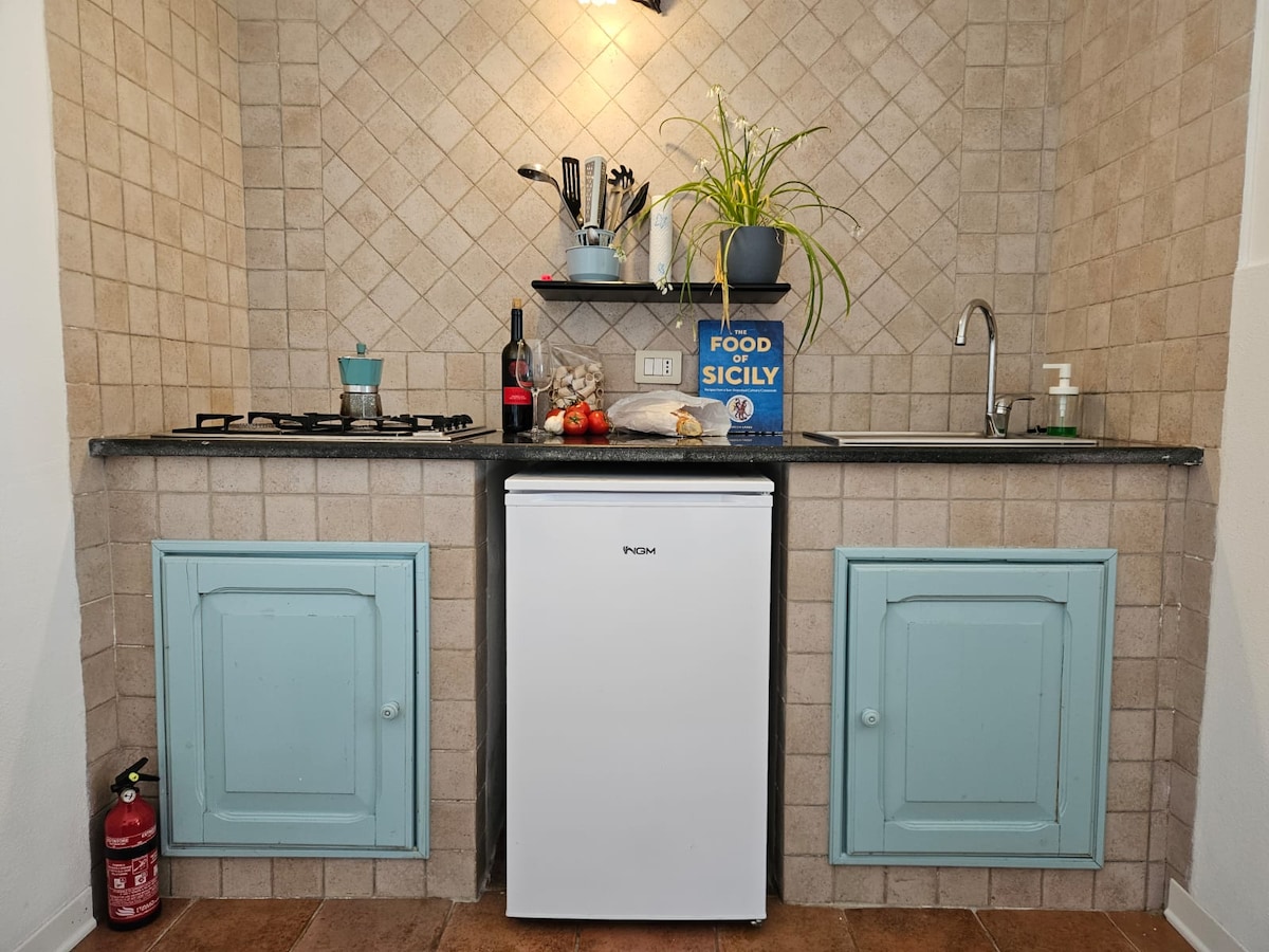 Popular Airbnb listing: La Sciara - Cosy & peaceful studio, seaview in Lipari