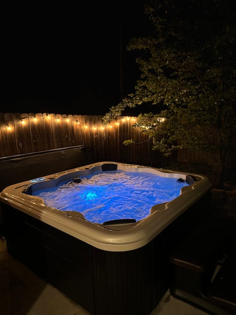 RCJH-5 min. KU/K-10+Garage+Hot Tub+Game Room