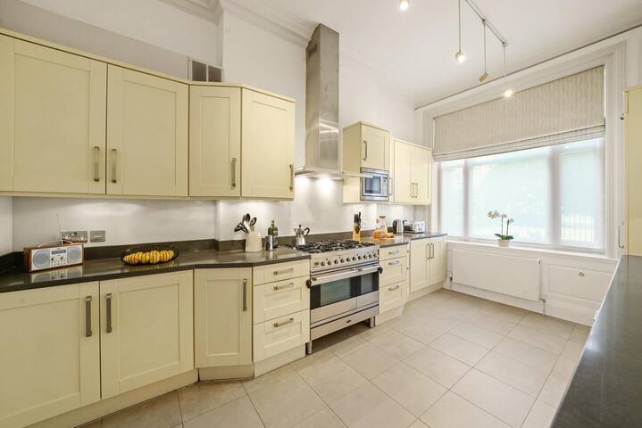 HS1 – Stylish 3-Bed near Kensington High Street gallery image 4