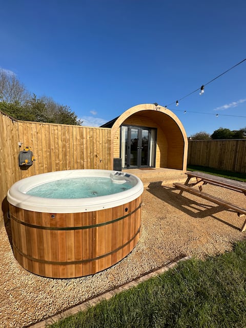 Lois' Luxury Pod with Hot Tub, Nr Bristol Airport