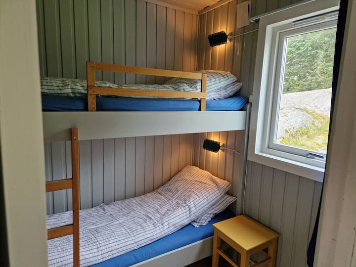Poschodové postele sú 190 cm dlhé a 75 cm široké. Lampy na čítanie a ľahký záves.
Postele budú ustlané s posteľnou bielizňou.