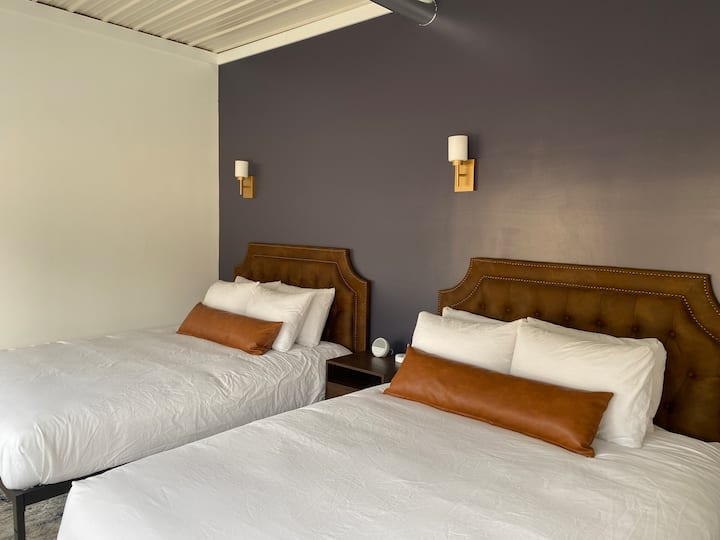 Blue Room-2 queen beds, big windows