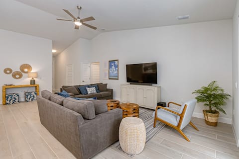 Successful Airbnb property: New pool paradise 4 bdrm 10 min to the beach! in Melbourne