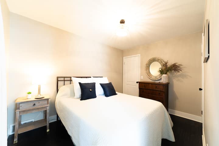 Chumba cha kulala cha ghorofa kuu nambari 2 chenye kitanda cha kulala cha aina ya queen. Machaguo mengi ya mito, blanketi za ziada kwenye ukumbi. Mashuka na mifarishi yenye starehe yatakufanya ubofye kitufe cha kuchelewa! 