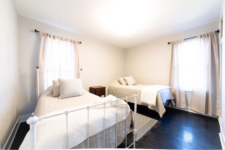 Chumba cha kulala cha ghorofa kuu cha 3 chenye jozi ya vitanda viwili.