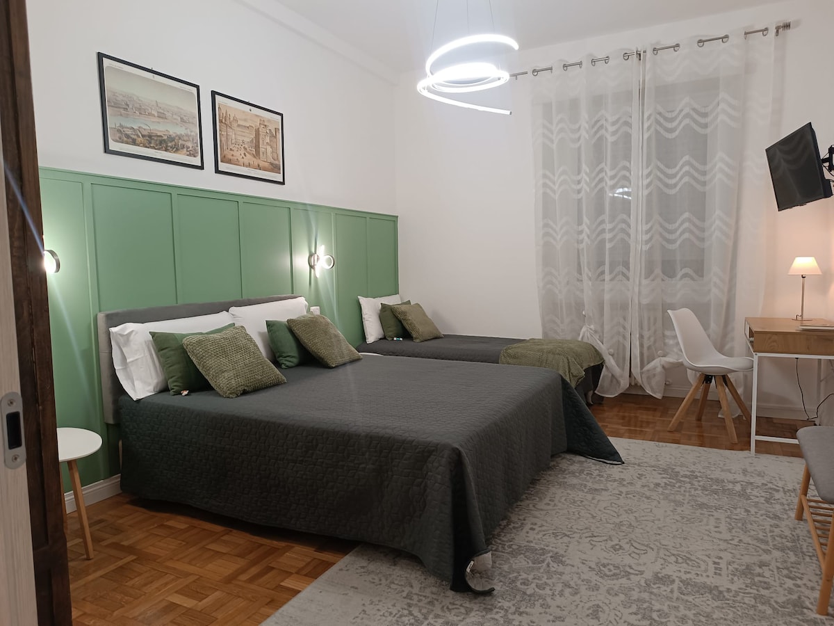 Trokrevetna soba. Bračni krevet + krevet za jednu osobu 