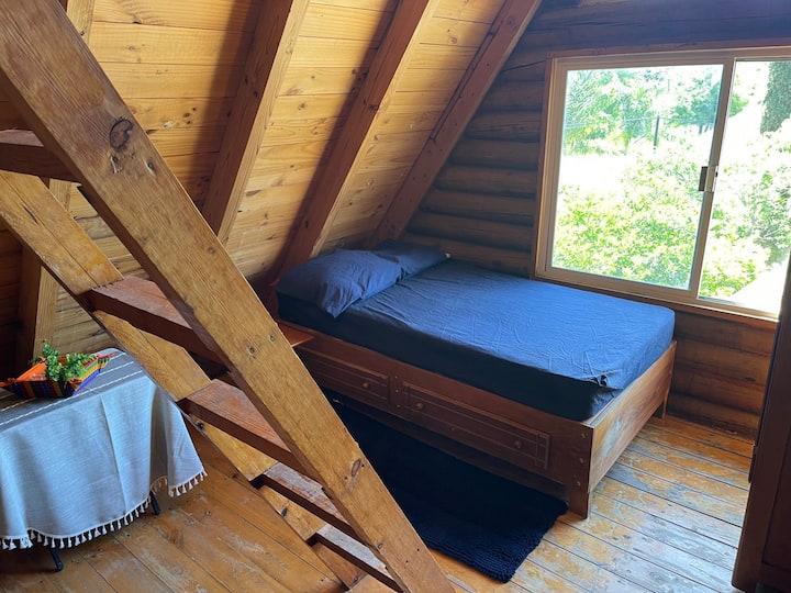 Втора стая на горния етаж
Две единични легла 