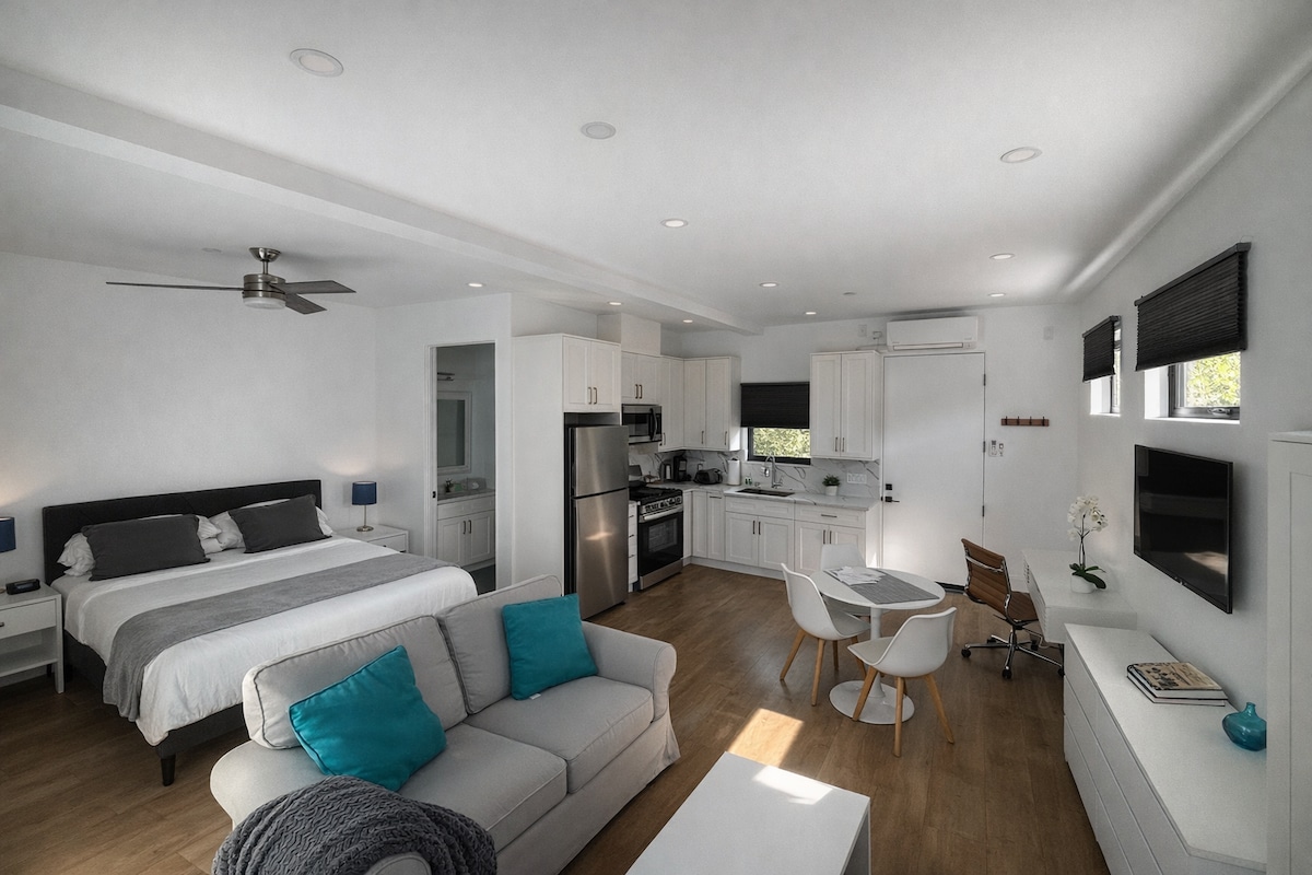 Top performing Airbnb: Bright Open Space Near Beach, Marina and LAX in Del Rey