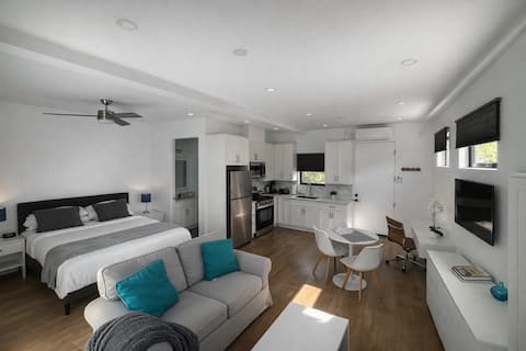 Top performing Airbnb: Bright Open Space Near Beach, Marina and LAX in Del Rey