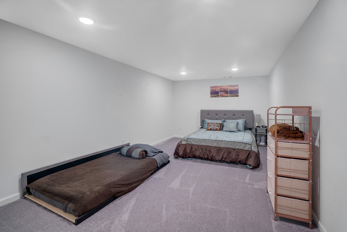 Креветот е сместен под обичниот кревет, освен ако не е побарано да биде надвор.  Брачниот кревет (широк 150-179 см) е понизок до подот од вообичаено.