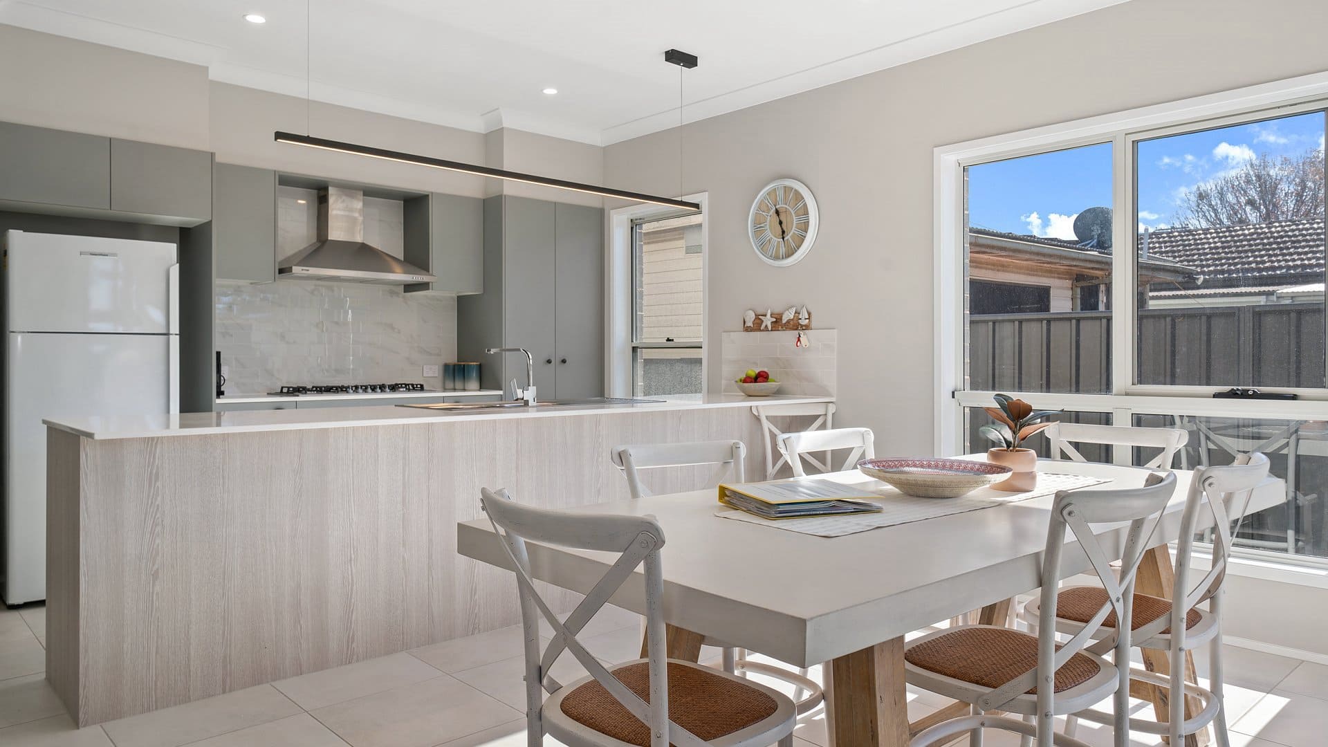 4 Bedrooms, Walk To Cafes, Shops & Restaurants